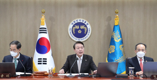 윤석열 대통령이 3일 서울 용산 대통령실 청사에서 열린 올해 첫 국무회의에서 발언하고 있다. 대통령실통신사진기자단=연합뉴스